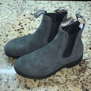 Blundstone Rustic Black Chelsea Boots. One time use. Mint condition. Sz. 5.5.